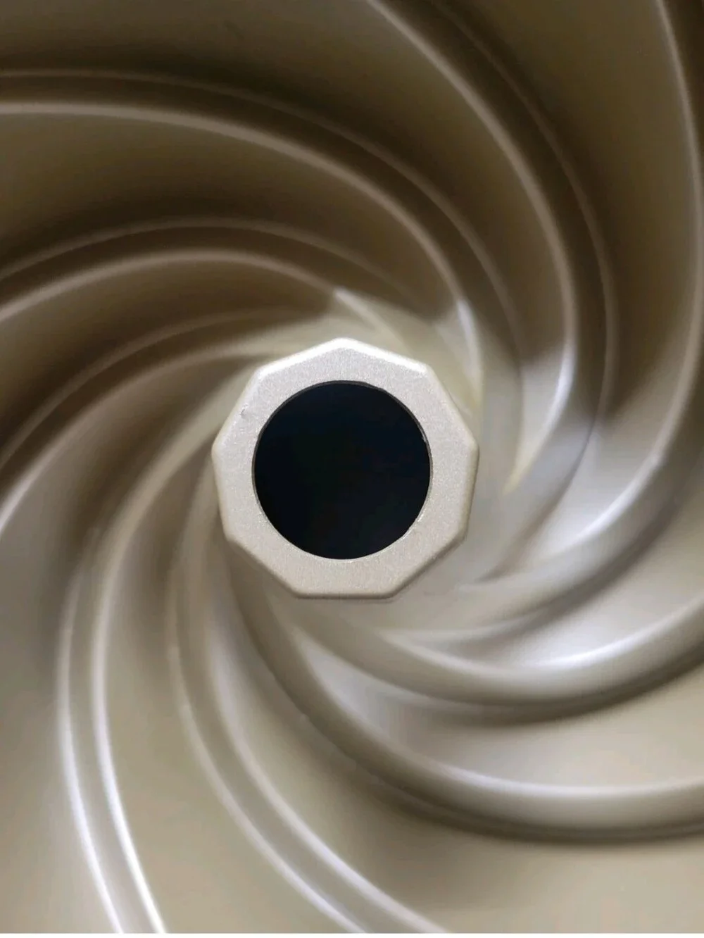 Nordic Ware Heritage Bundt Pan Non Stick Cast Aluminum Swirl 10 Cups 80677